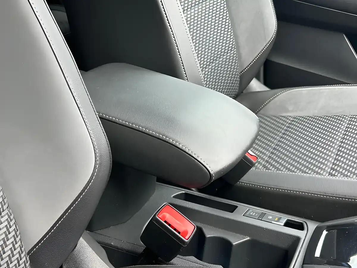 Used 2018 Volkswagen T-Roc R-Line Blue - Interior and Exterior details 15