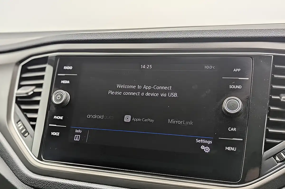 Used 2018 Volkswagen T-Roc Se White - Interior and Exterior details 10