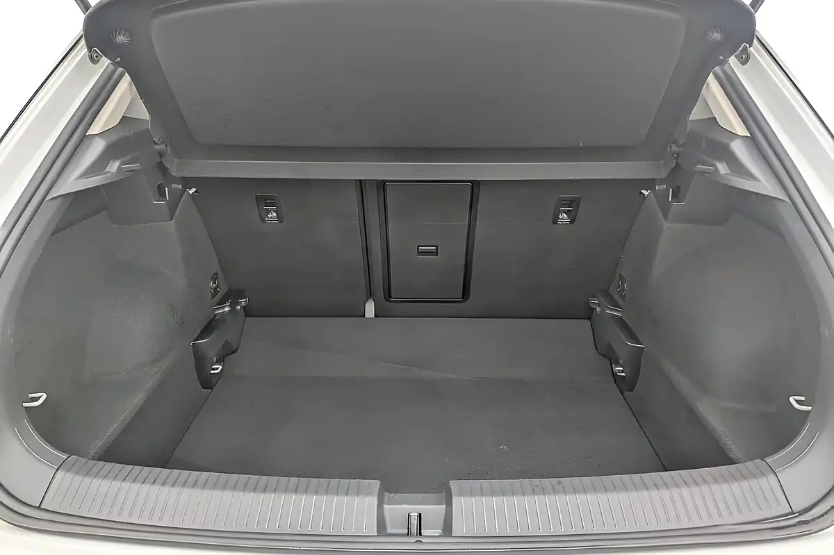 Used 2018 Volkswagen T-Roc Se White - Interior and Exterior details 17