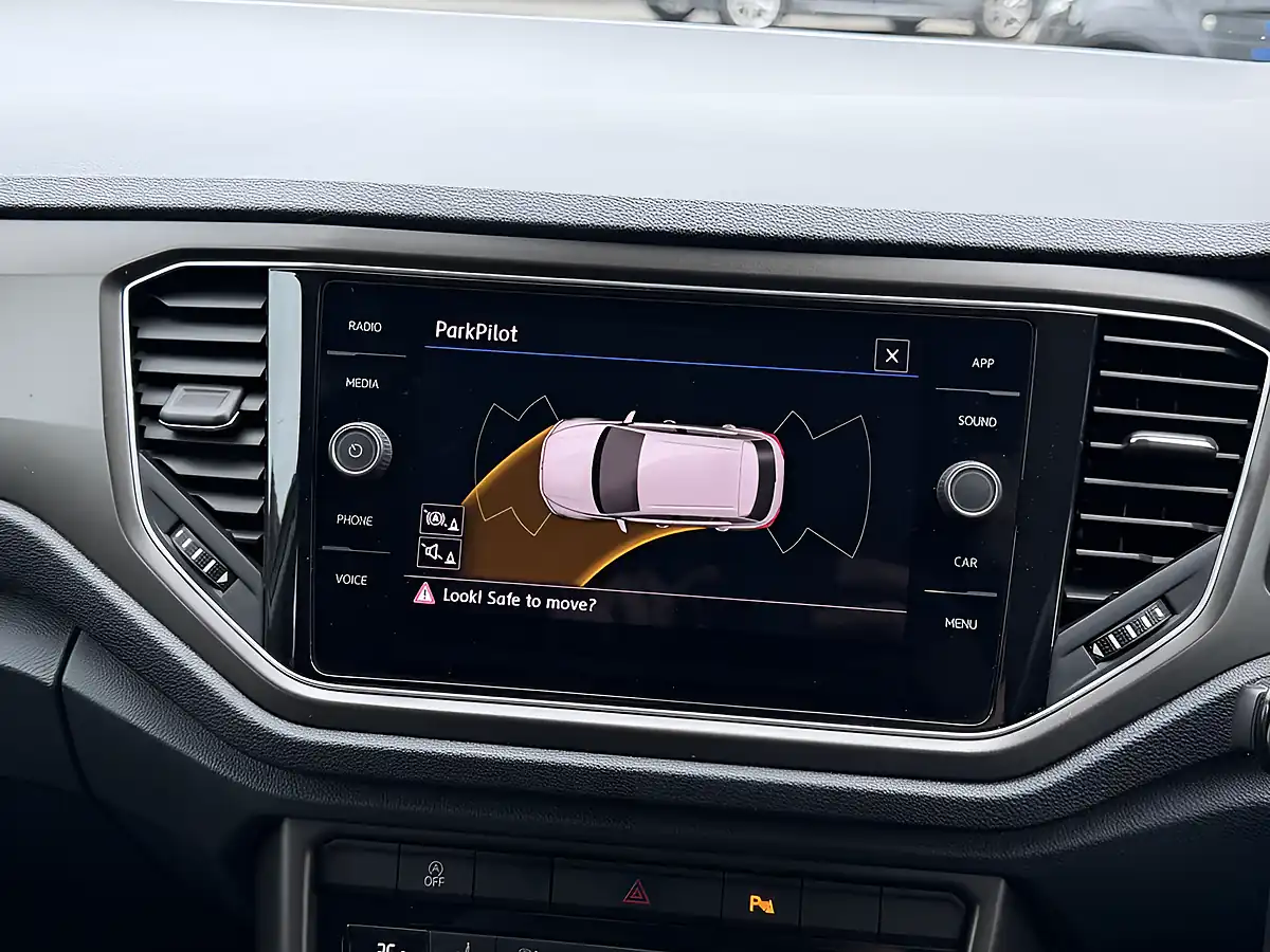 Used 2018 Volkswagen T-Roc Se White - Interior and Exterior details 8