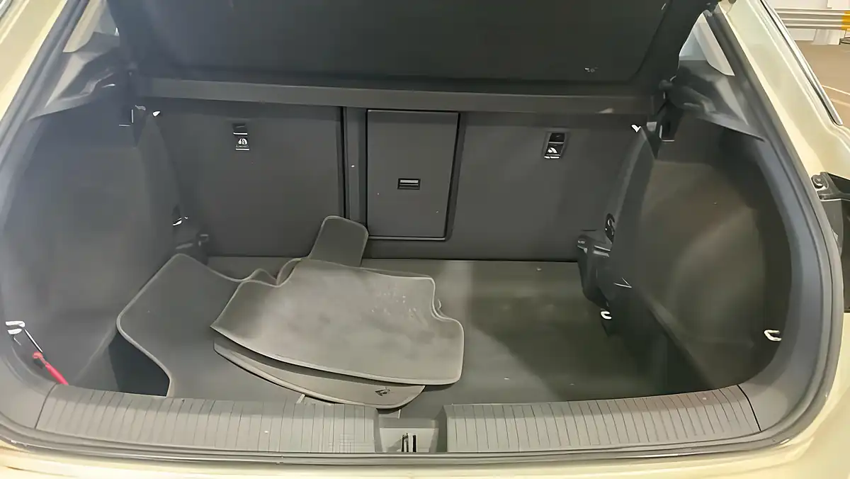 Used 2018 Volkswagen T-Roc Se White - Interior and Exterior details 9