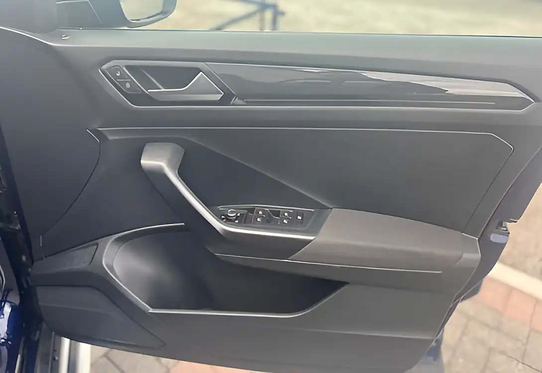 Used 2018 Volkswagen T-Roc Sel Atlantic Blue - Interior and Exterior details 17