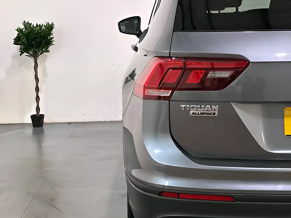 Used 2018 Volkswagen Tiguan Allspace Se Nav Grey - Interior and Exterior details 16