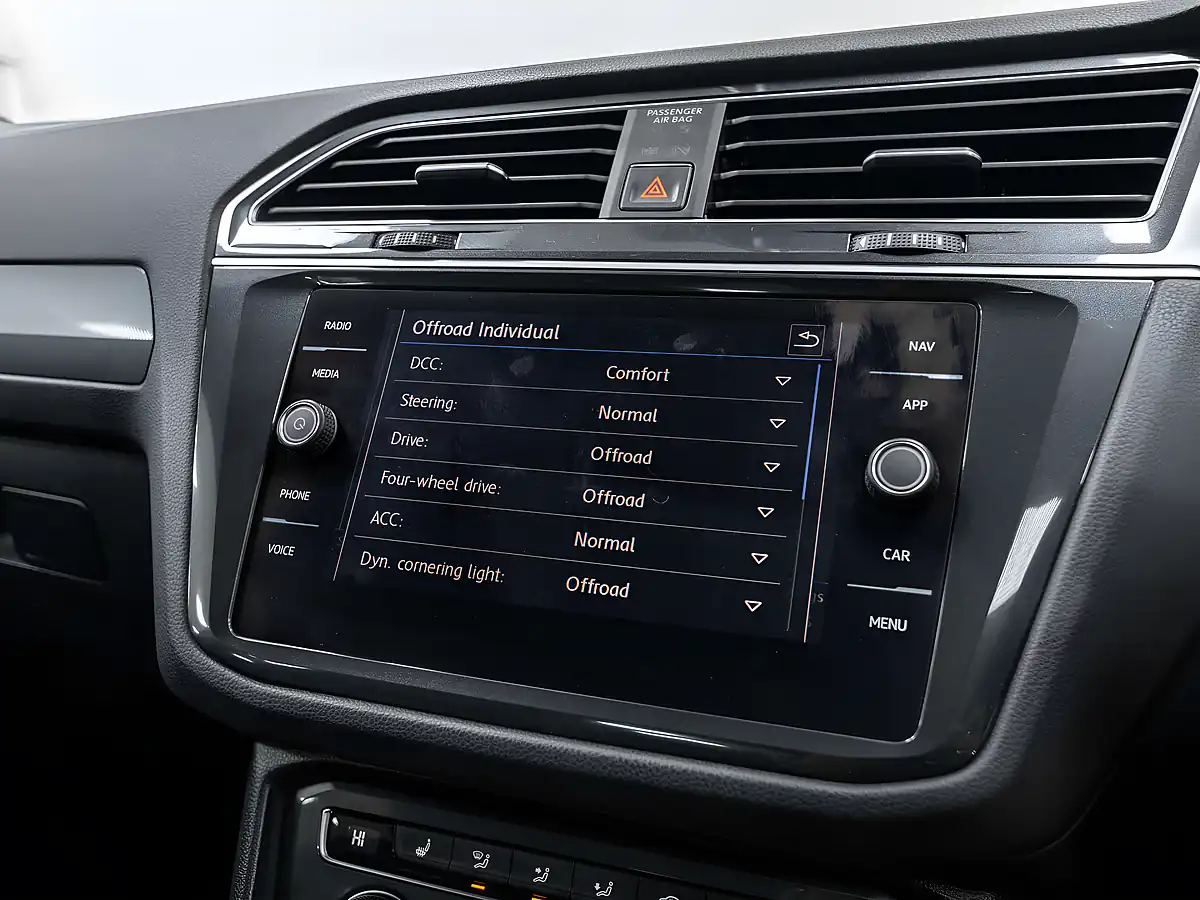 Used 2018 Volkswagen Tiguan R-Line Atlantic Blue - Interior and Exterior details 19