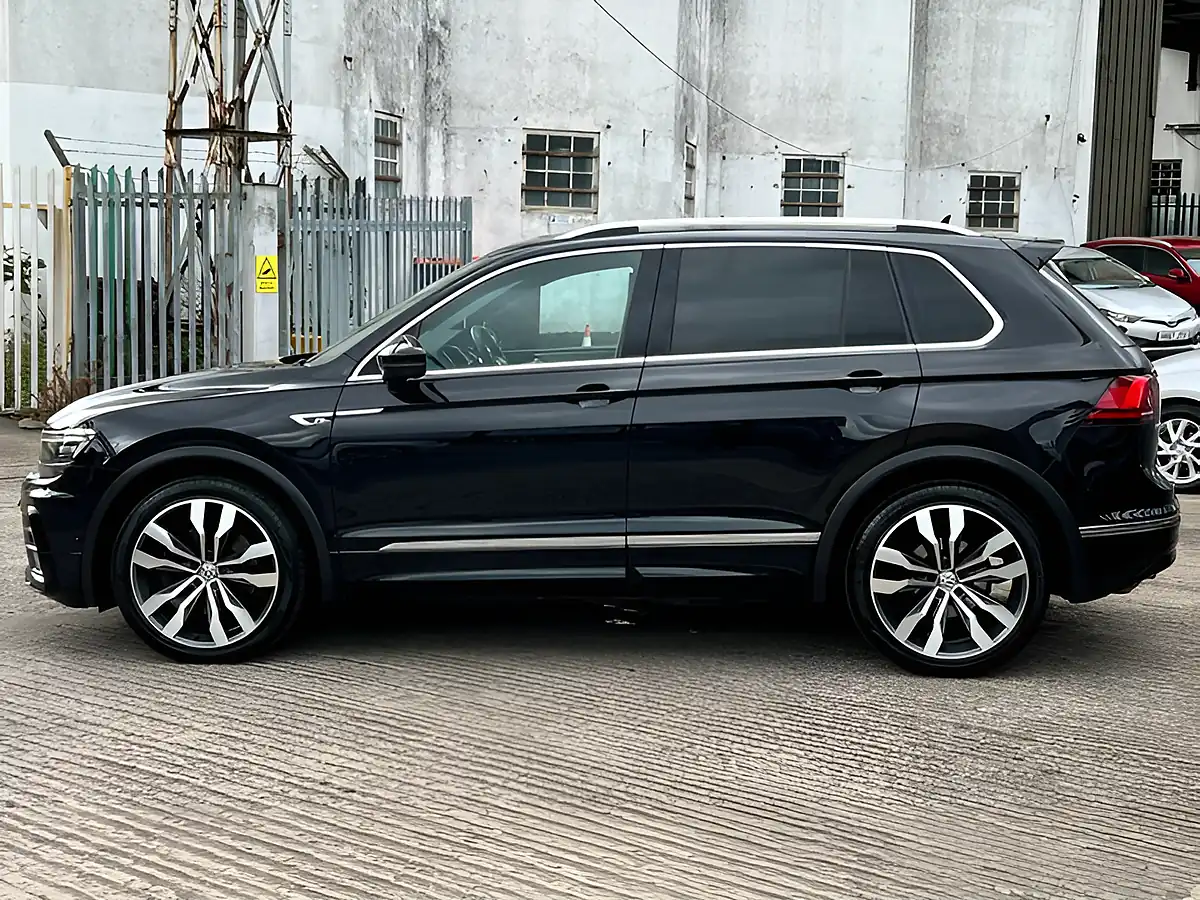 Used 2018 Volkswagen Tiguan R-Line Black - Interior and Exterior details 17