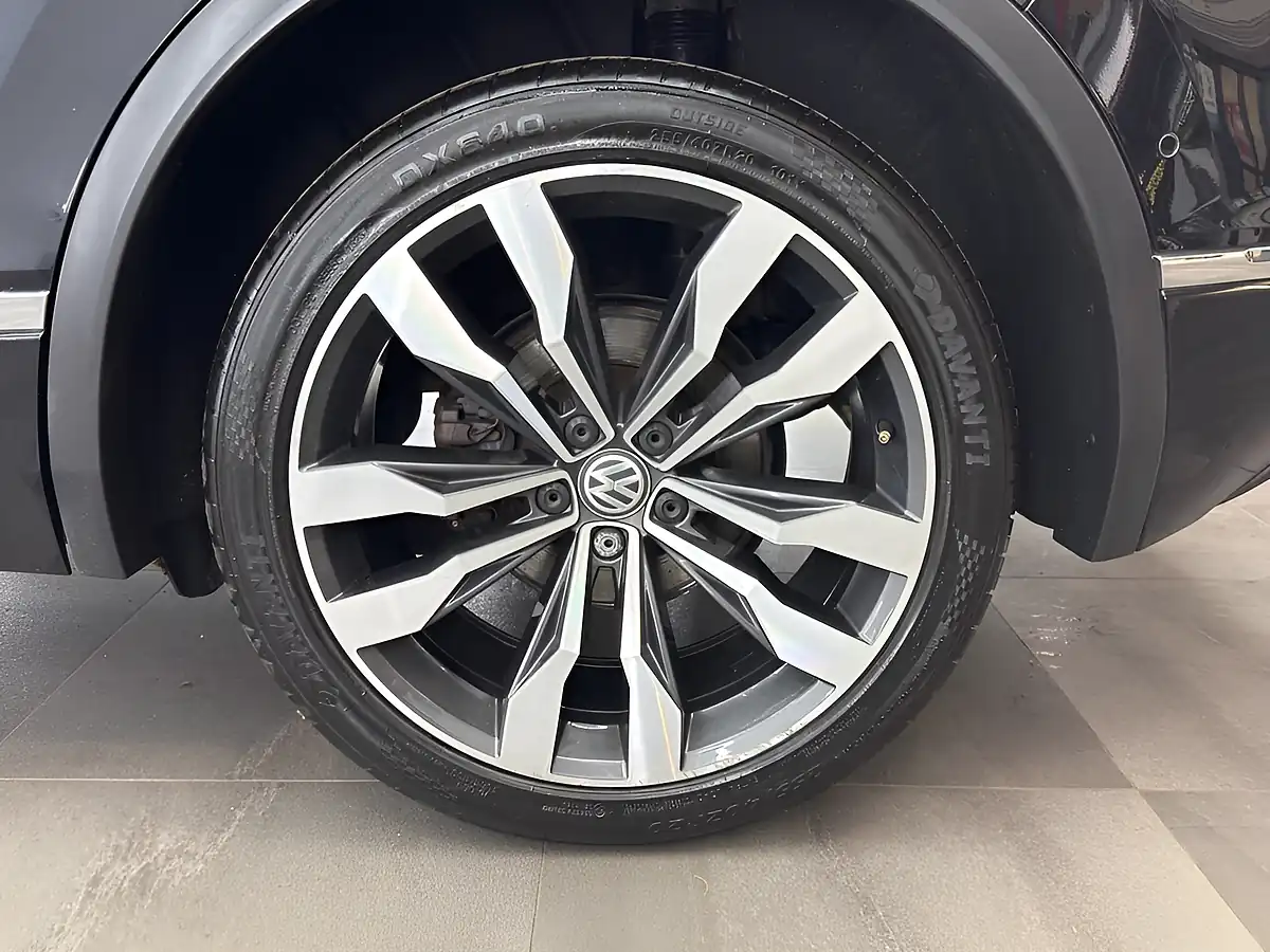 Used 2018 Volkswagen Tiguan R-Line Deep Black - Interior and Exterior details 9