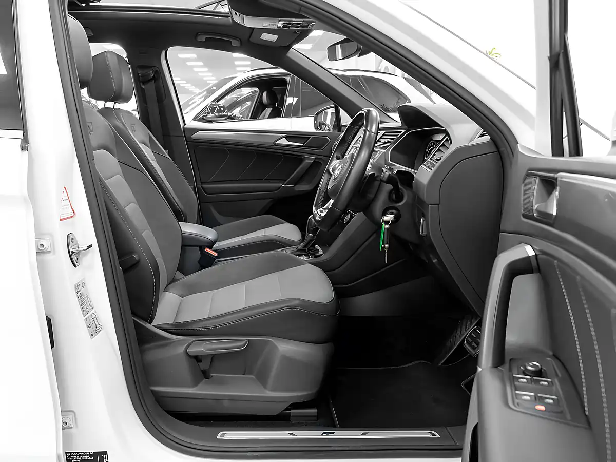 Used 2018 Volkswagen Tiguan R-Line Pure White - Interior and Exterior details 12