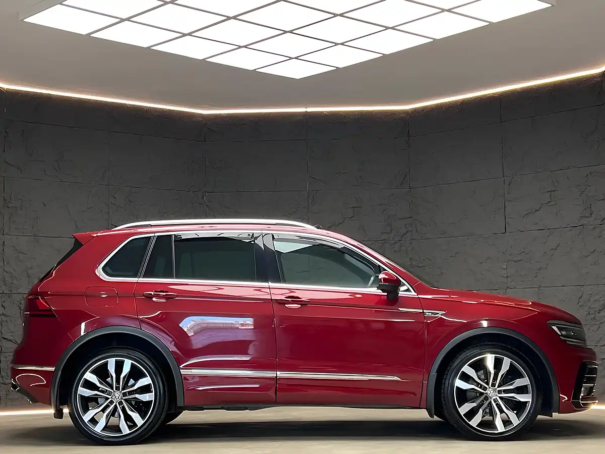 Used 2018 Volkswagen Tiguan R-Line Ruby Red - Interior and Exterior details 10