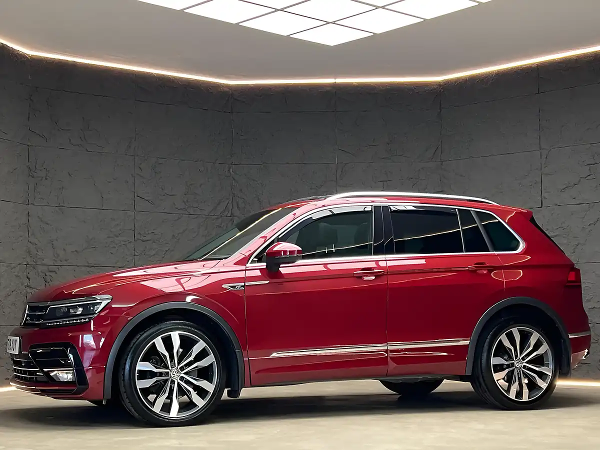 Used 2018 Volkswagen Tiguan R-Line Ruby Red - Interior and Exterior details 5