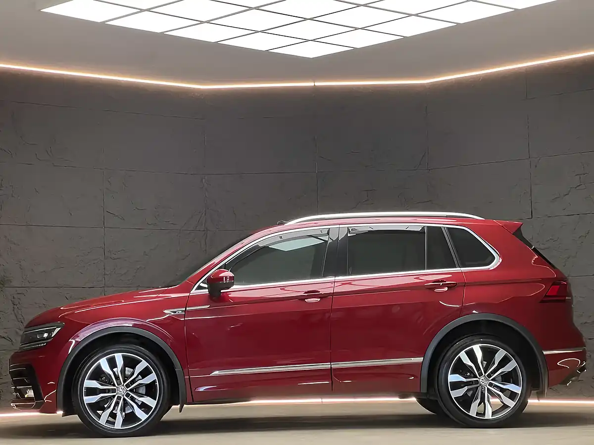 Used 2018 Volkswagen Tiguan R-Line Ruby Red - Interior and Exterior details 6