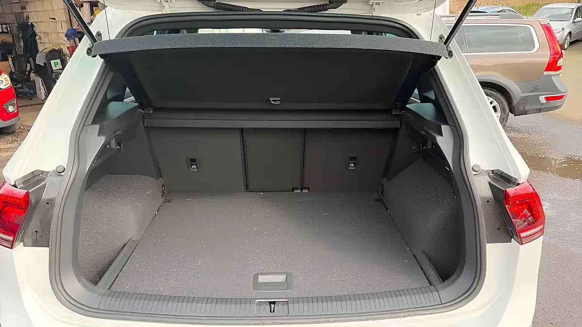 Used 2018 Volkswagen Tiguan R-Line White - Interior and Exterior details 15