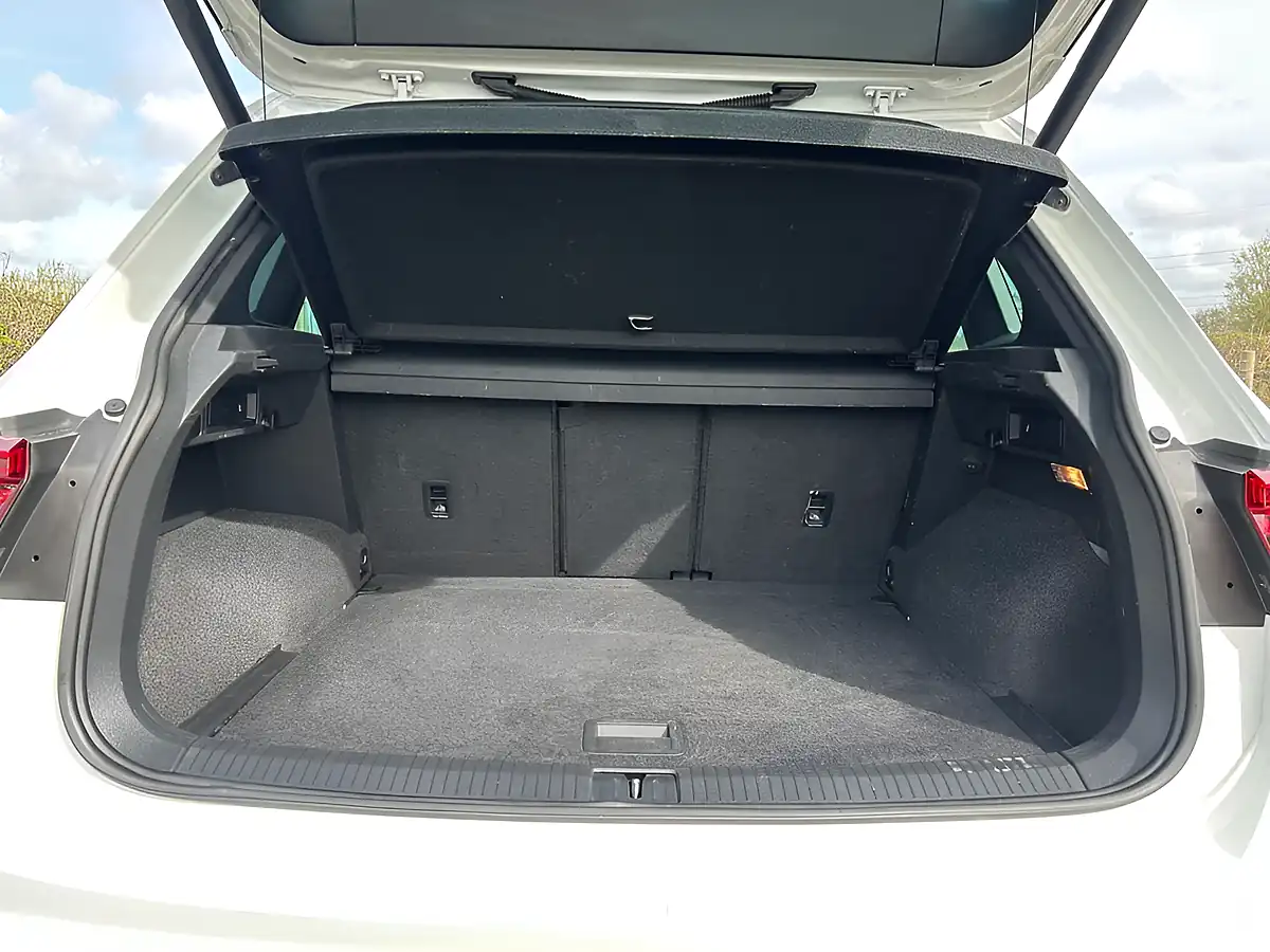 Used 2018 Volkswagen Tiguan R-Line White - Interior and Exterior details 13