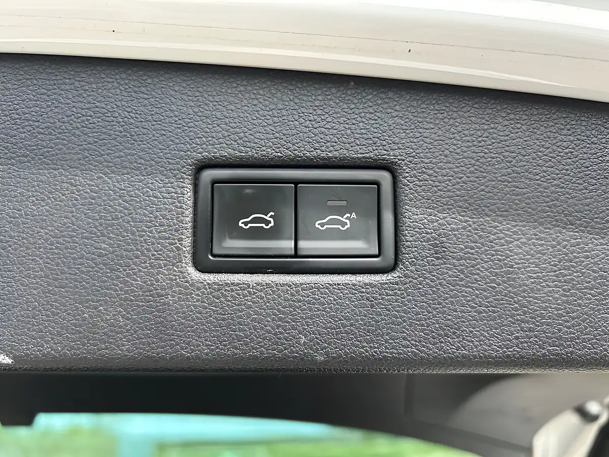 Used 2018 Volkswagen Tiguan R-Line White - Interior and Exterior details 14