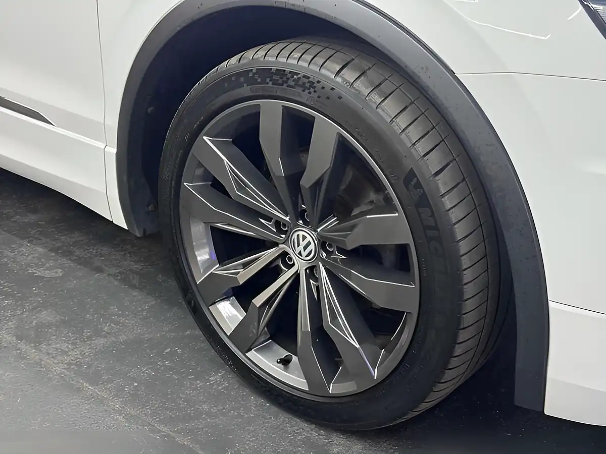 Used 2018 Volkswagen Tiguan R-Line White - Interior and Exterior details 14