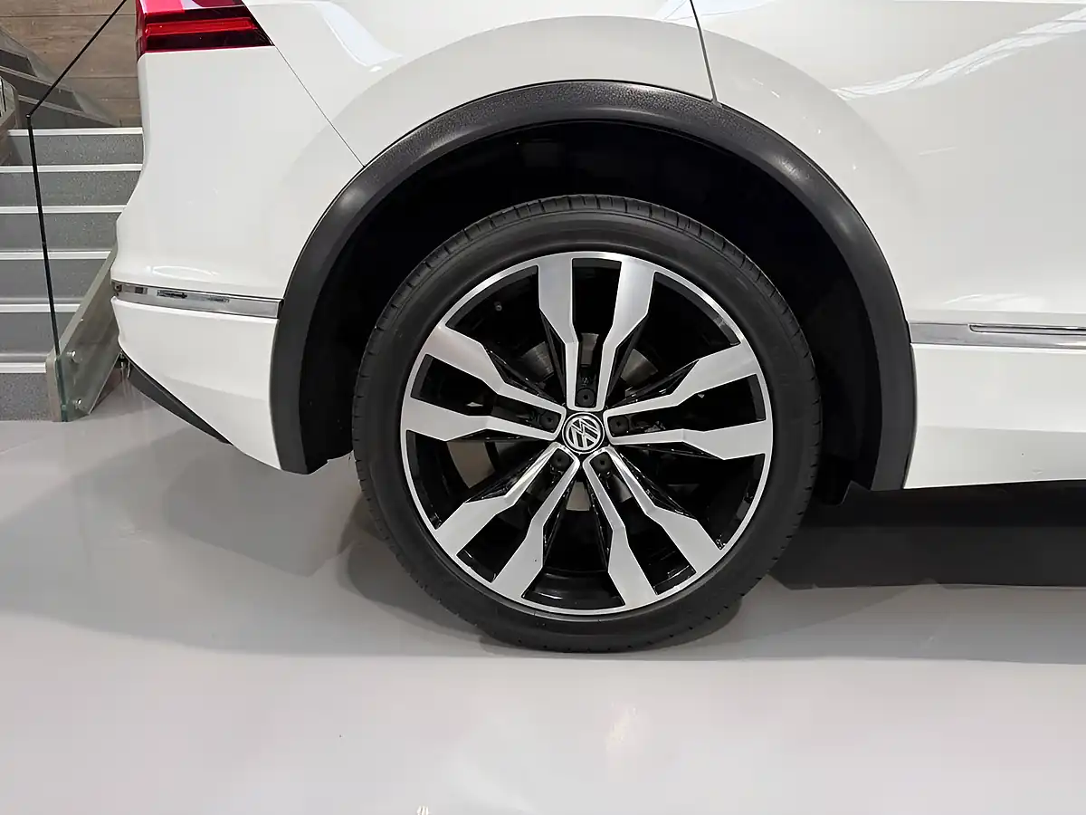 Used 2018 Volkswagen Tiguan R-Line White - Interior and Exterior details 19