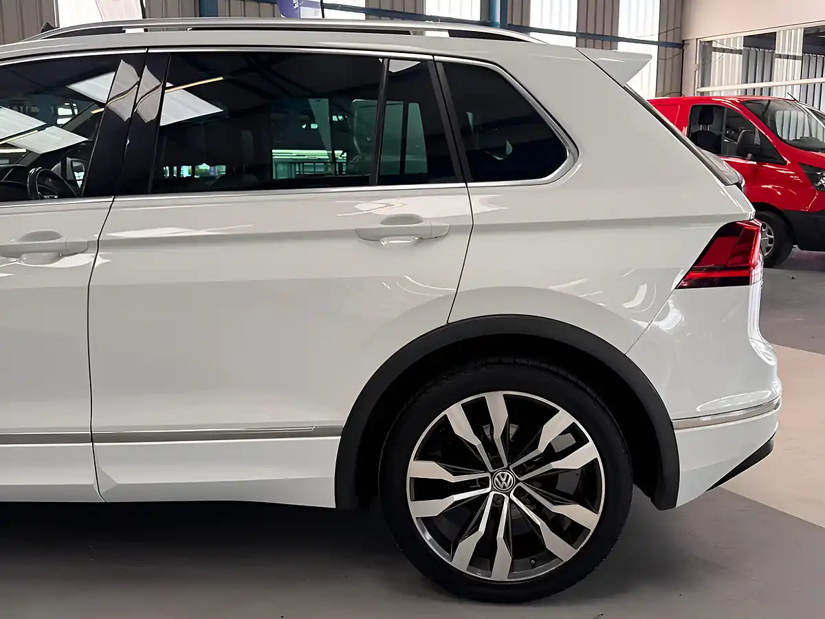 Used 2018 Volkswagen Tiguan R-Line White - Interior and Exterior details 11