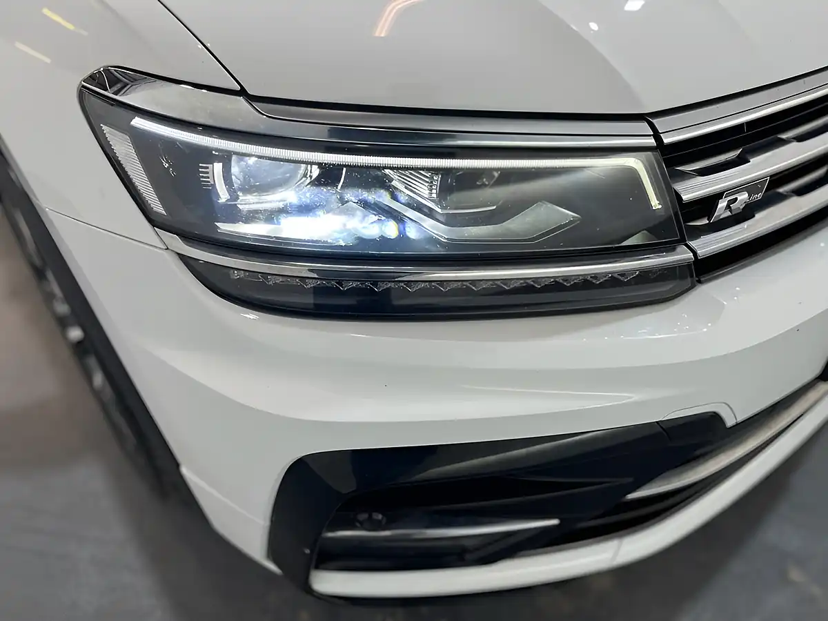 Used 2018 Volkswagen Tiguan R-Line White - Interior and Exterior details 9