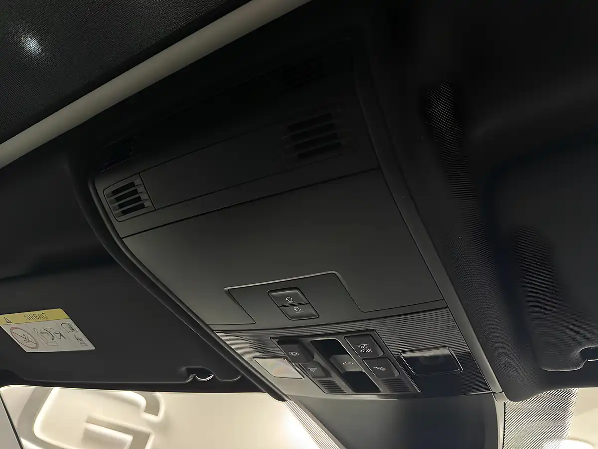 Used 2018 Volkswagen Tiguan R-Line White - Interior and Exterior details 16