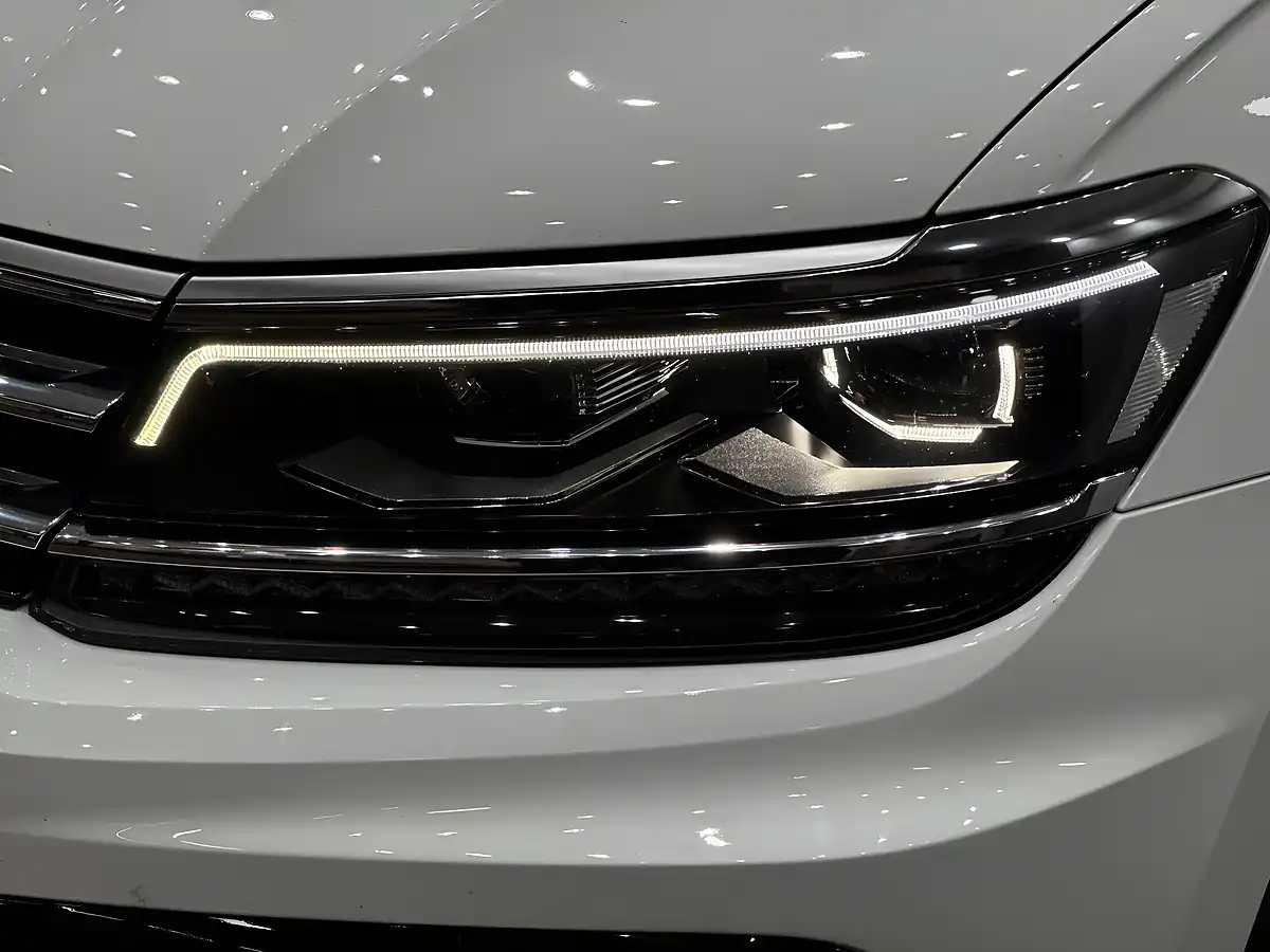 Used 2018 Volkswagen Tiguan R-Line White - Interior and Exterior details 8