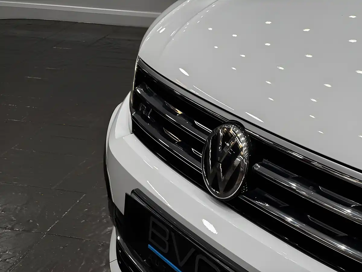 Used 2018 Volkswagen Tiguan R-Line White - Interior and Exterior details 9