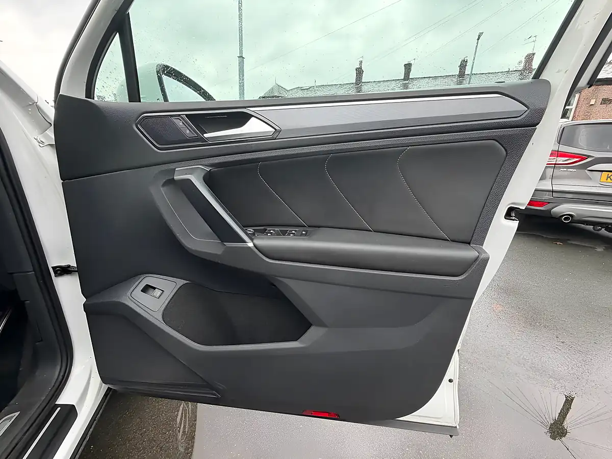 Used 2018 Volkswagen Tiguan R-Line White - Interior and Exterior details 16
