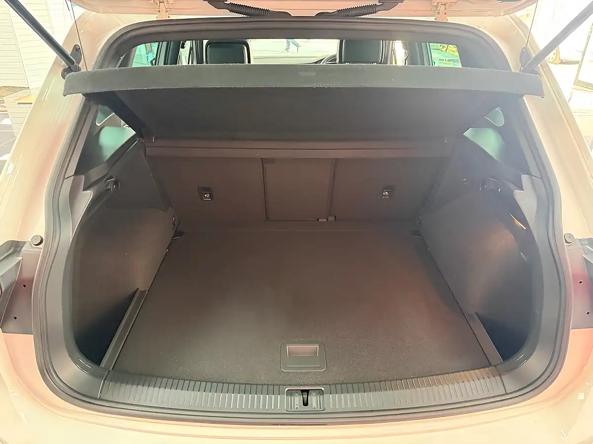 Used 2018 Volkswagen Tiguan R-Line White - Interior and Exterior details 10