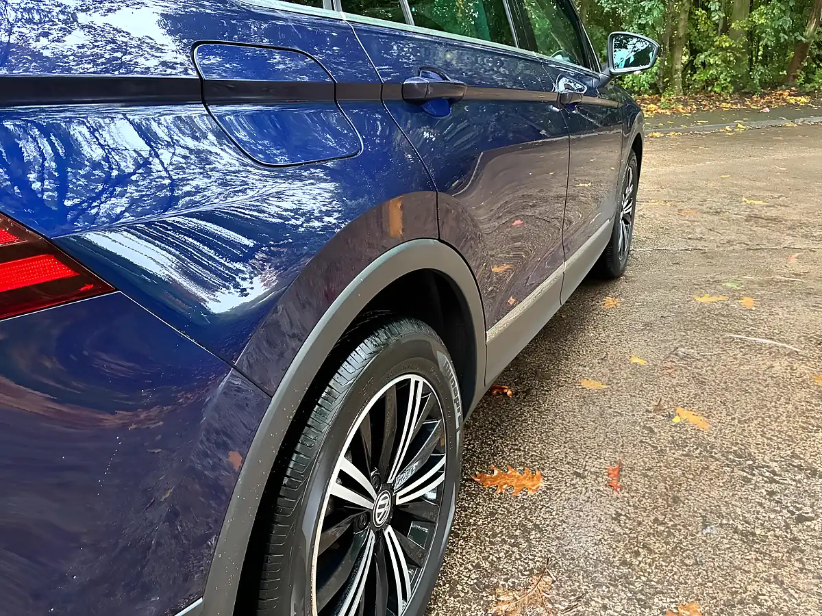 Used 2018 Volkswagen Tiguan Se Blue - Interior and Exterior details 11