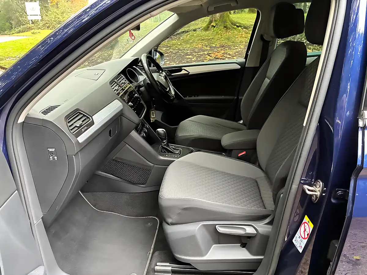 Used 2018 Volkswagen Tiguan Se Blue - Interior and Exterior details 17