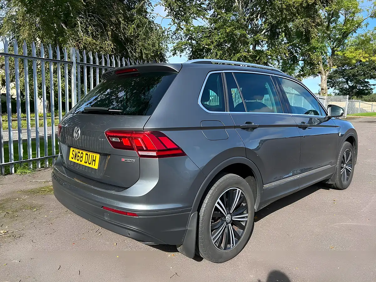 Used 2018 Volkswagen Tiguan Se Grey - Interior and Exterior details 4