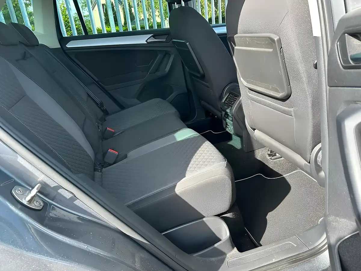 Used 2018 Volkswagen Tiguan Se Grey - Interior and Exterior details 9