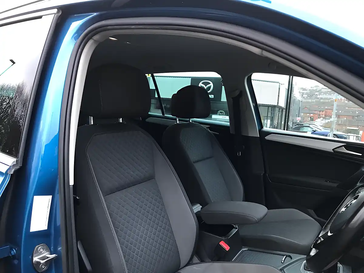 Used 2018 Volkswagen Tiguan Se Nav Caribbean Blue - Interior and Exterior details 10