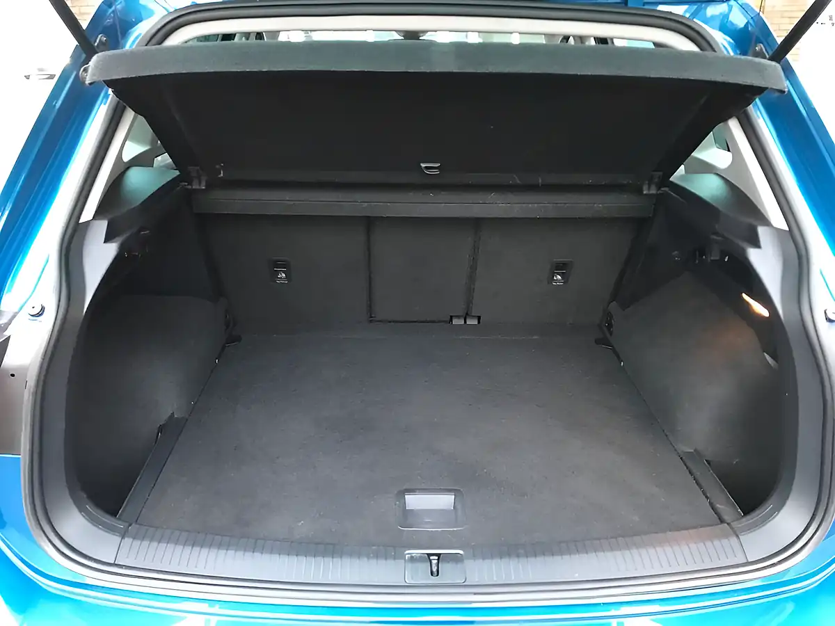 Used 2018 Volkswagen Tiguan Se Nav Caribbean Blue - Interior and Exterior details 12