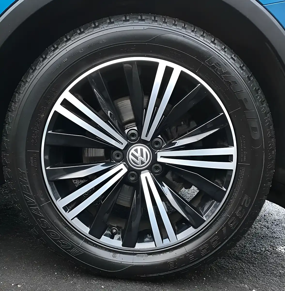 Used 2018 Volkswagen Tiguan Se Nav Caribbean Blue - Interior and Exterior details 14