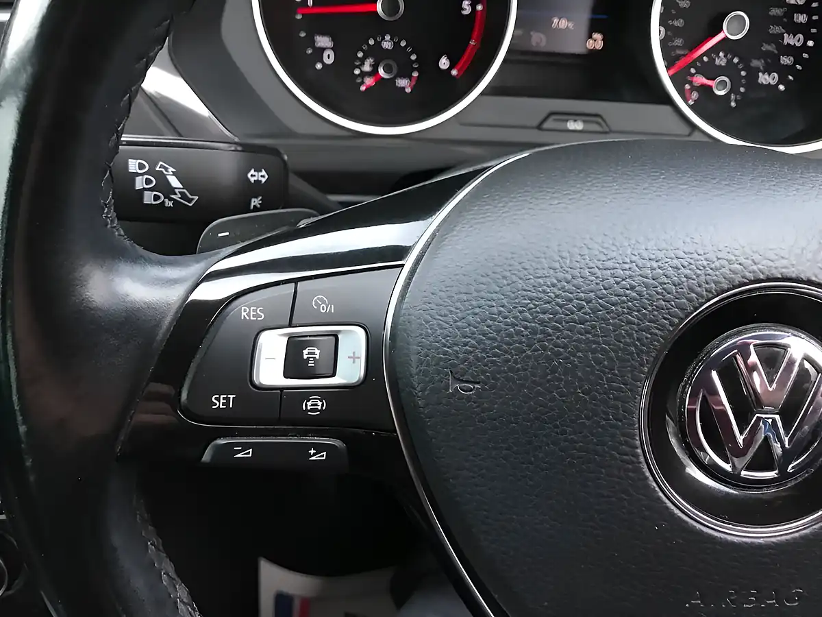 Used 2018 Volkswagen Tiguan Se Nav Caribbean Blue - Interior and Exterior details 15