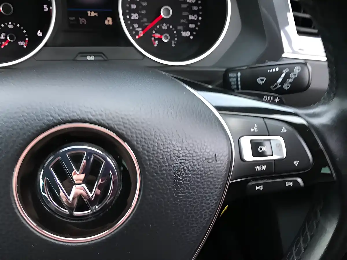 Used 2018 Volkswagen Tiguan Se Nav Caribbean Blue - Interior and Exterior details 16