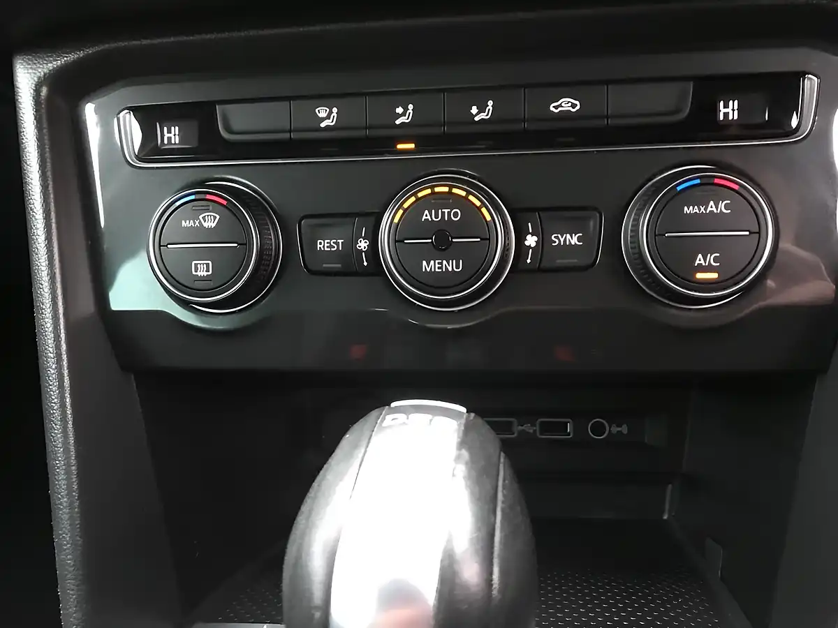 Used 2018 Volkswagen Tiguan Se Nav Caribbean Blue - Interior and Exterior details 19