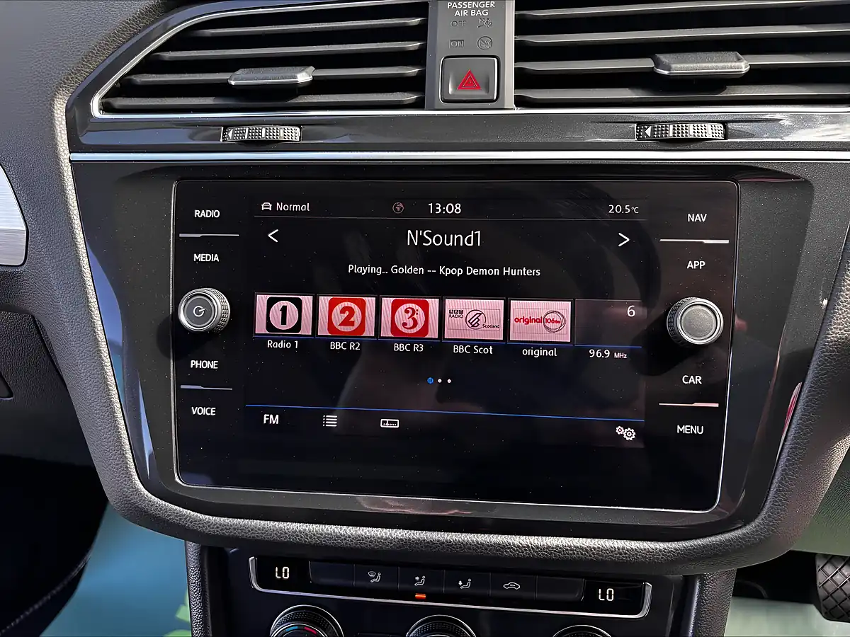 Used 2018 Volkswagen Tiguan Se Navigation Beige - Interior and Exterior details 18