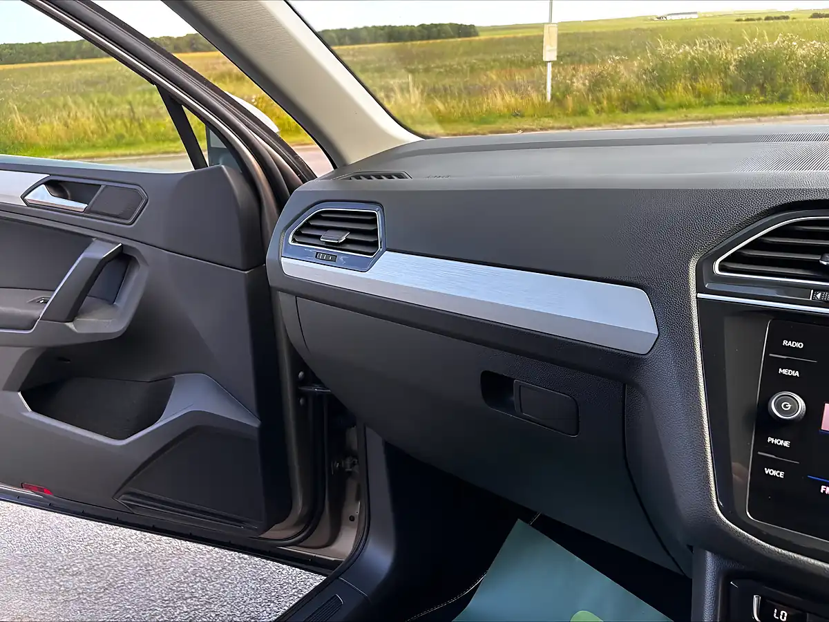 Used 2018 Volkswagen Tiguan Se Navigation Beige - Interior and Exterior details 19