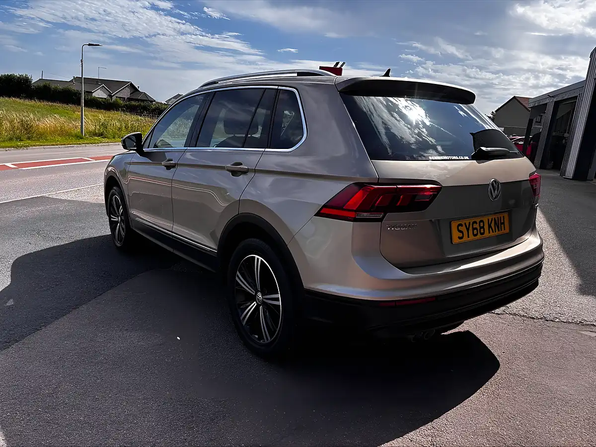 Used 2018 Volkswagen Tiguan Se Navigation Beige - Interior and Exterior details 4