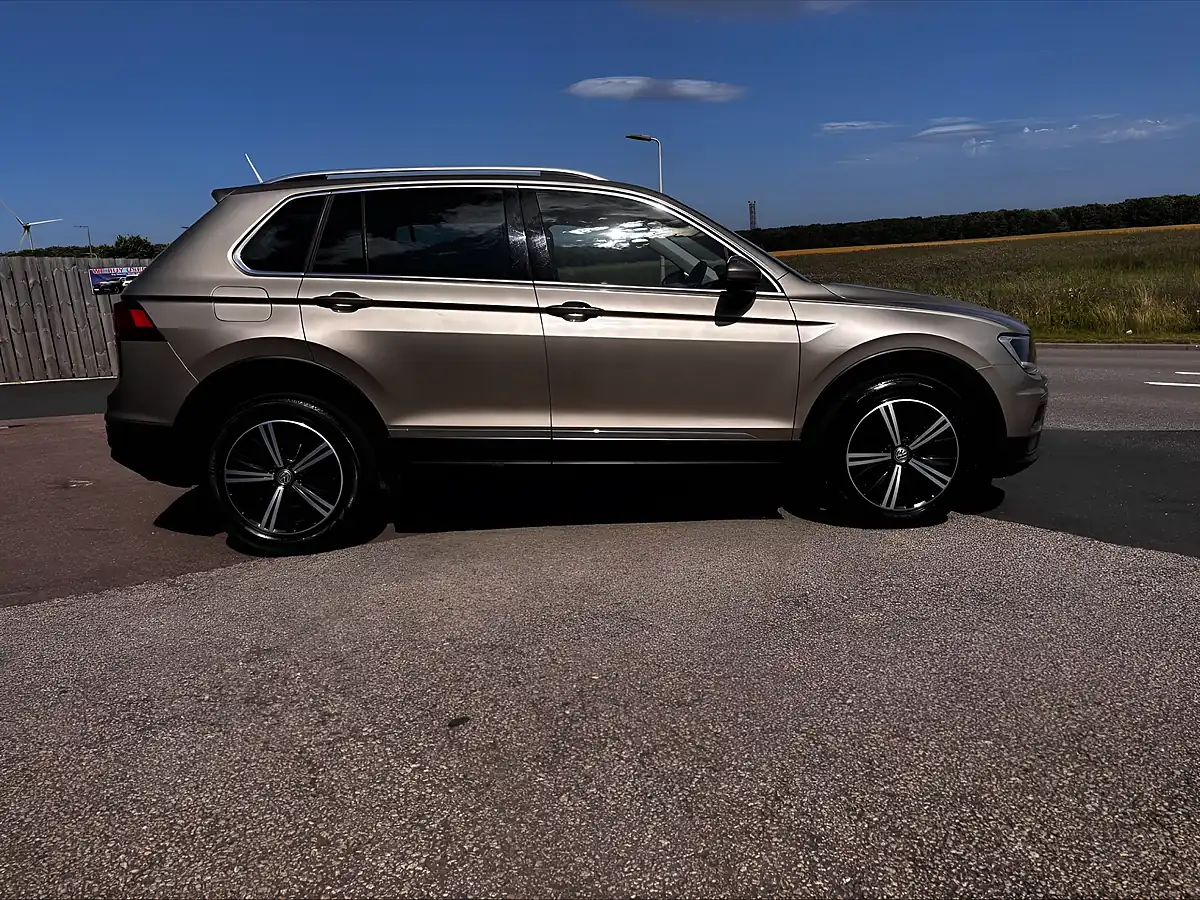 Used 2018 Volkswagen Tiguan Se Navigation Beige - Interior and Exterior details 7