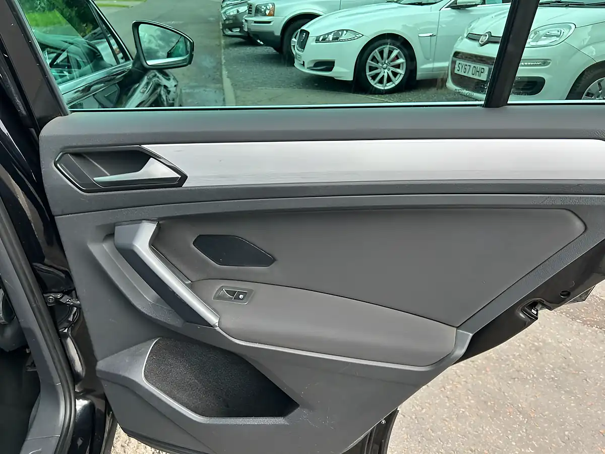 Used 2018 Volkswagen Tiguan Se Navigation Black - Interior and Exterior details 15