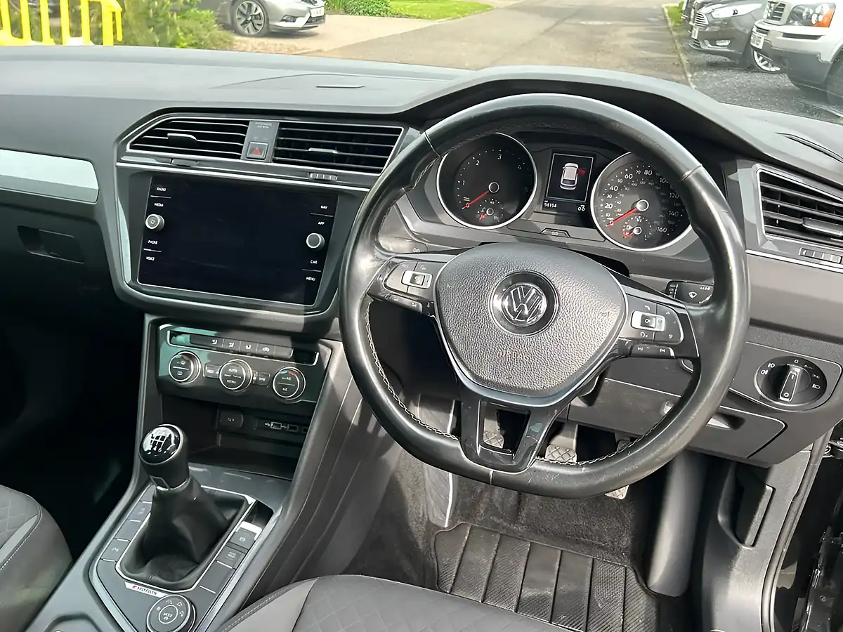 Used 2018 Volkswagen Tiguan Se Navigation Black - Interior and Exterior details 9