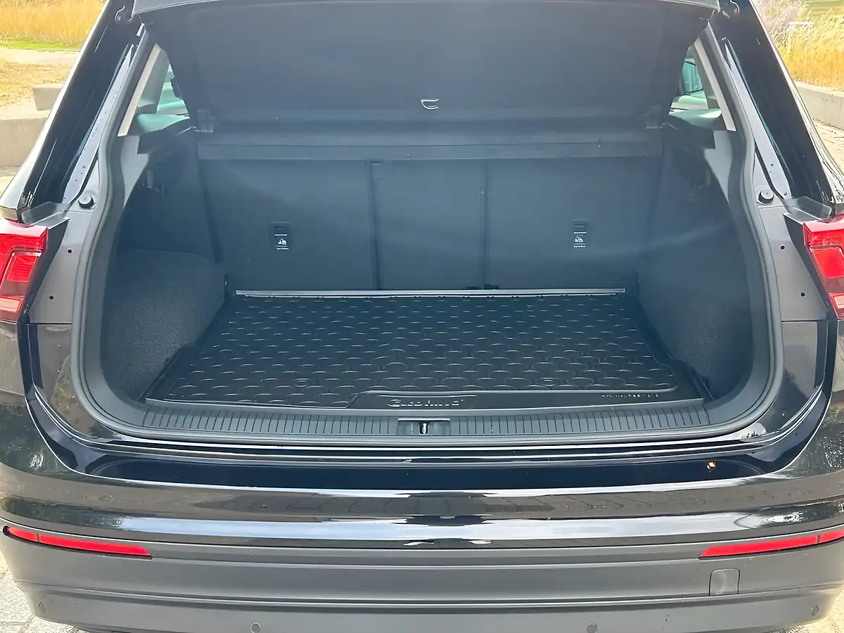 Used 2018 Volkswagen Tiguan Se Navigation Black - Interior and Exterior details 11
