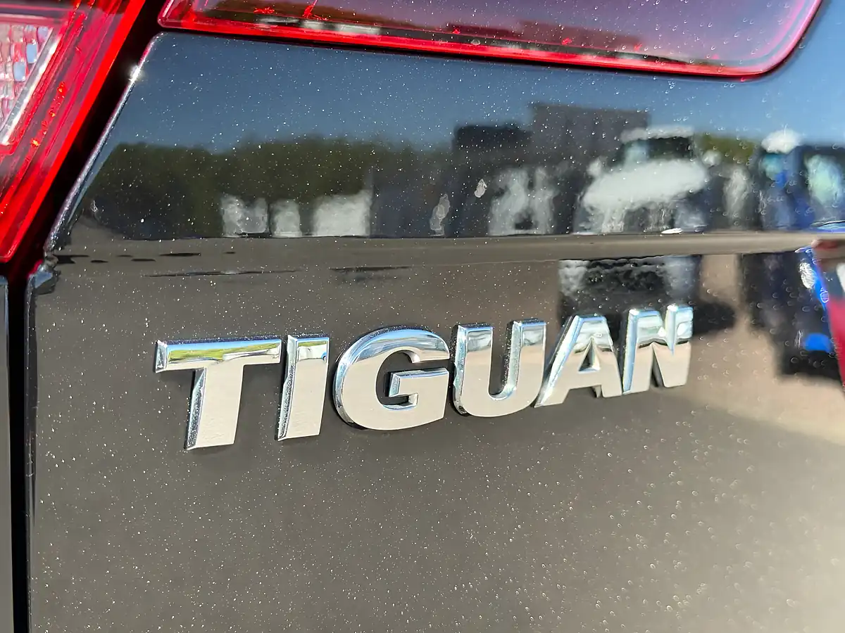 Used 2018 Volkswagen Tiguan Se Navigation Deep Black - Interior and Exterior details 11