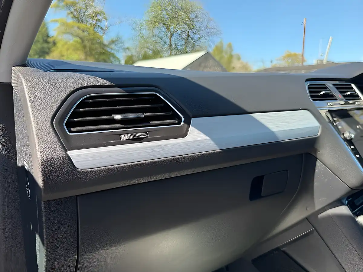 Used 2018 Volkswagen Tiguan Se Navigation Deep Black - Interior and Exterior details 16