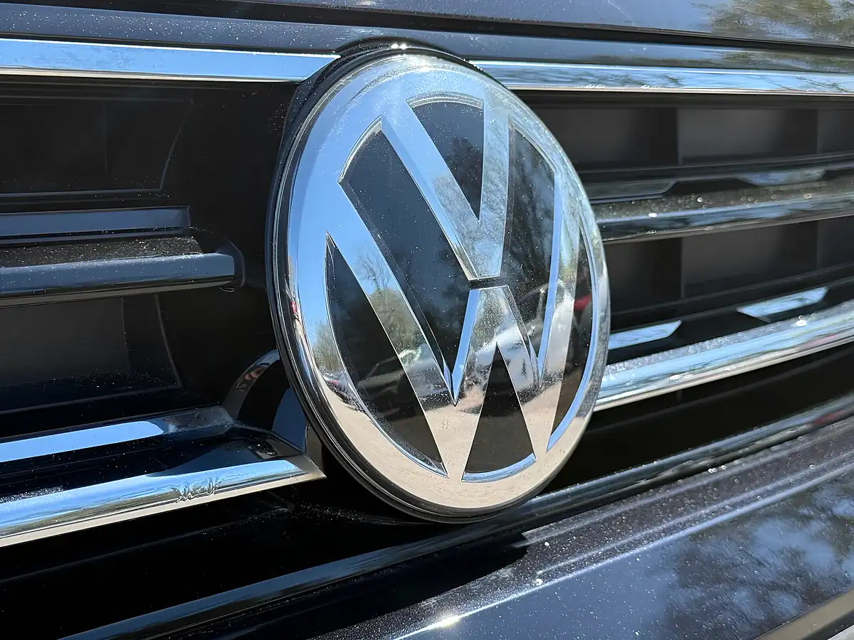 Used 2018 Volkswagen Tiguan Se Navigation Deep Black - Interior and Exterior details 9