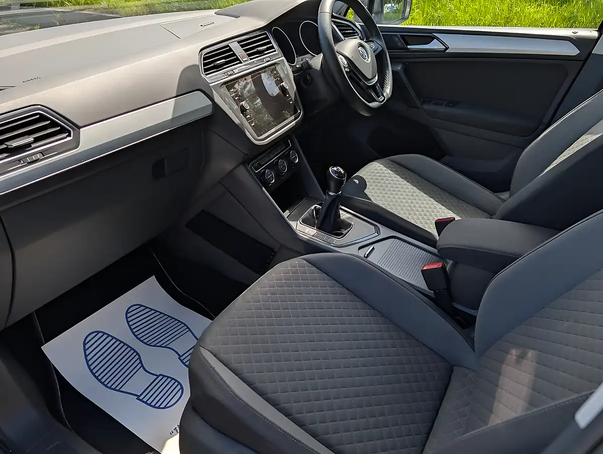 Used 2018 Volkswagen Tiguan Se Navigation Grey - Interior and Exterior details 11