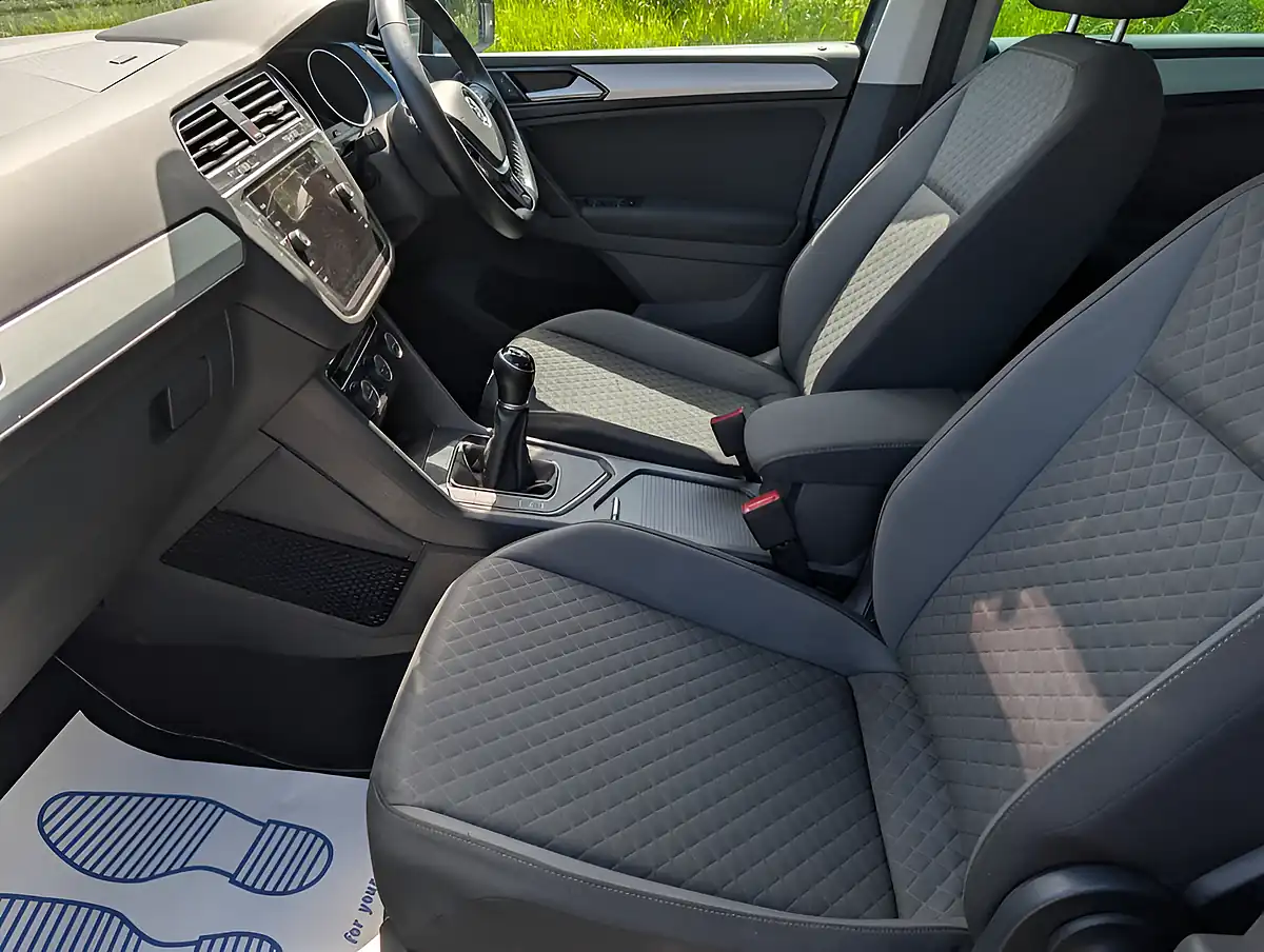 Used 2018 Volkswagen Tiguan Se Navigation Grey - Interior and Exterior details 12