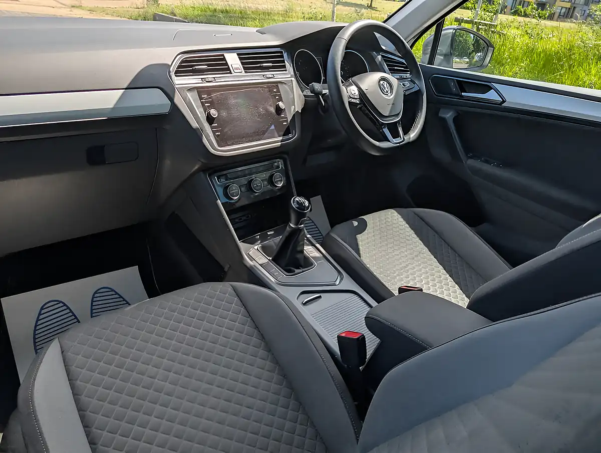 Used 2018 Volkswagen Tiguan Se Navigation Grey - Interior and Exterior details 18