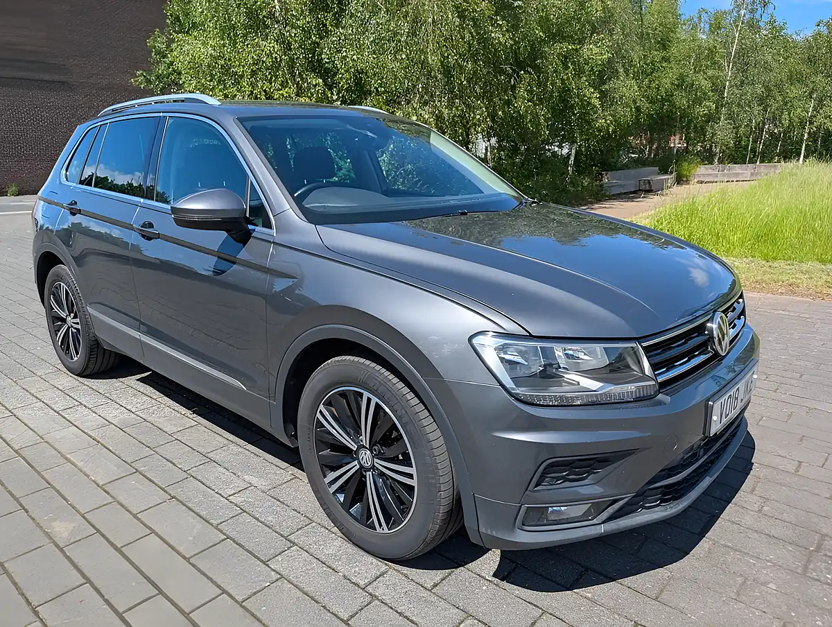 Used 2018 Volkswagen Tiguan Se Navigation Grey - Interior and Exterior details 2